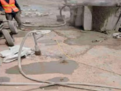 呼兰水泥混凝土路面板底注浆技术 路面脱空注浆整治方案